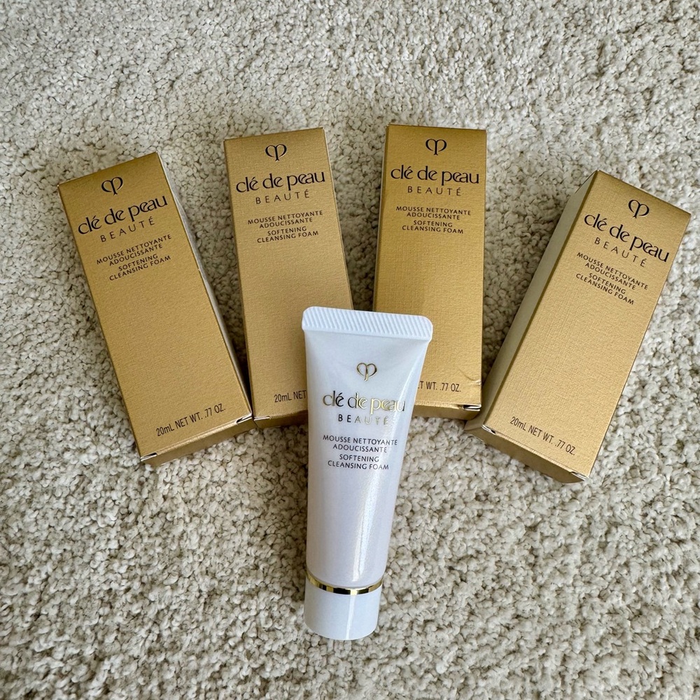 4 Cle De Peau Softening Cleansing Foam